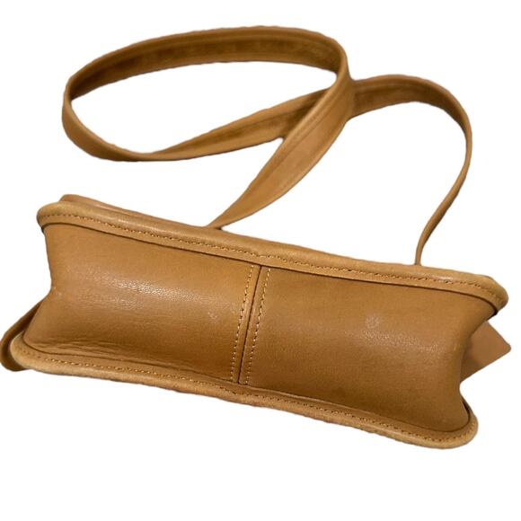 Vintage Coach 9145 Classic Legacy Studio Flap Bag in Camel - Picture 3 of 12